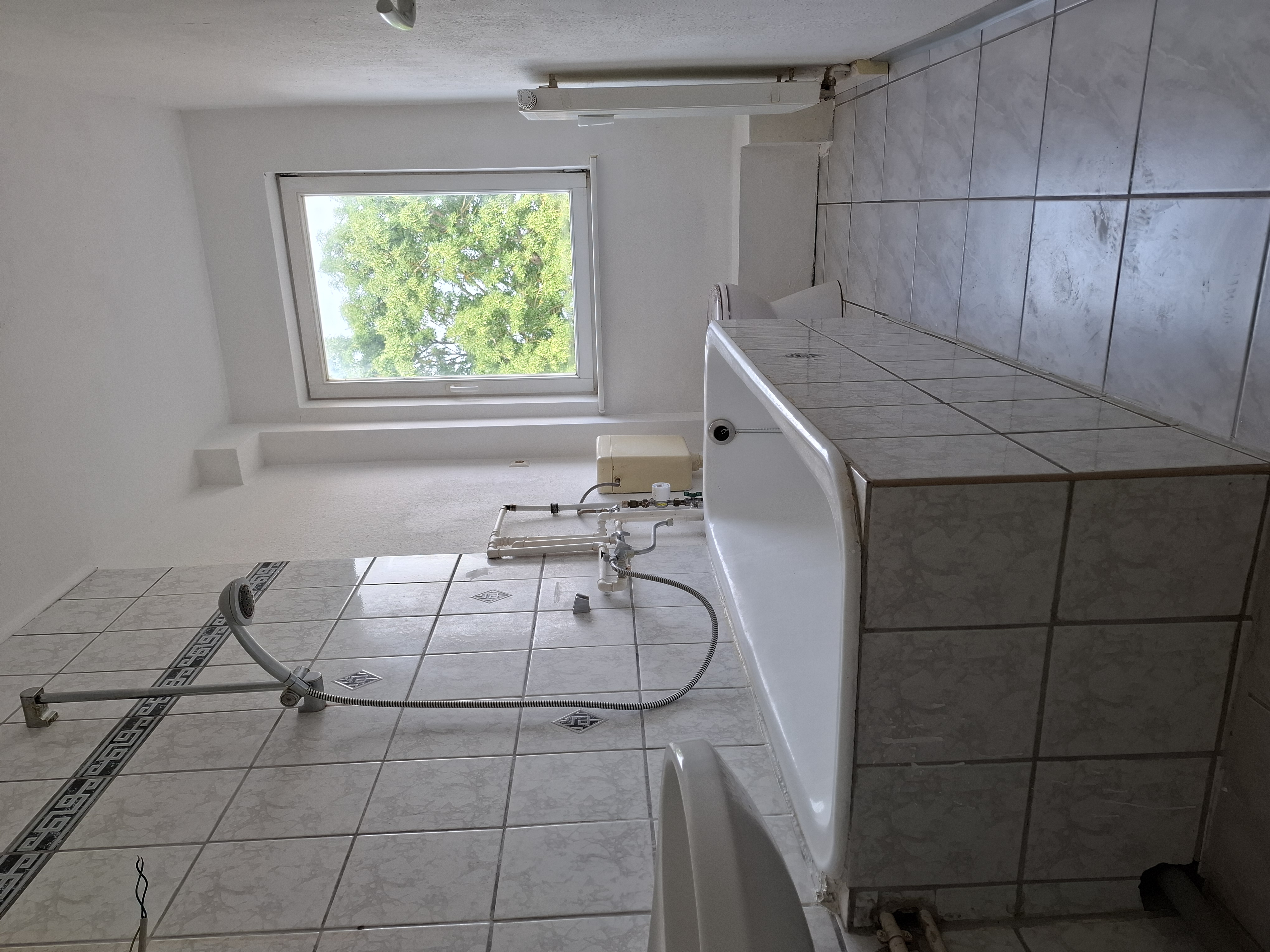 Badezimmer vor Sanierung